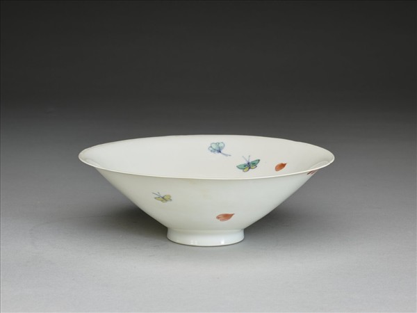 鬥彩花蝶紋葵口碗