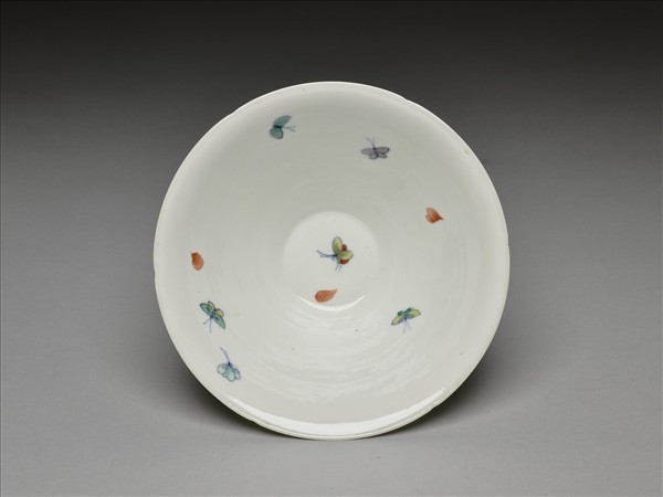 鬥彩花蝶紋葵口碗