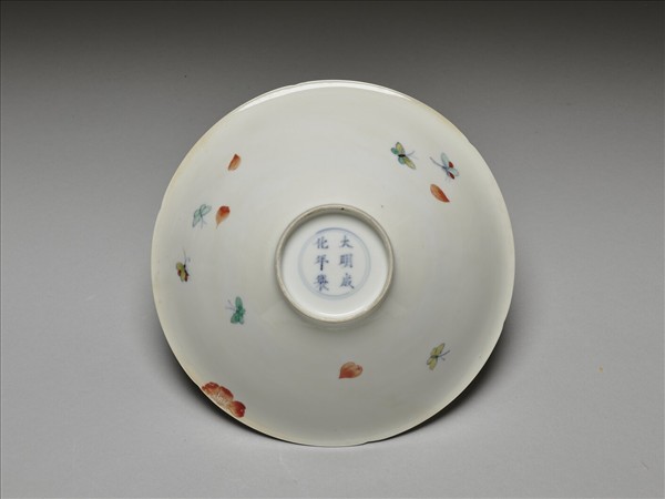 鬥彩花蝶紋葵口碗