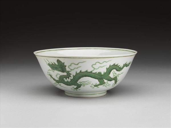 白瓷綠彩雲龍紋碗