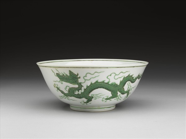 白瓷綠彩雲龍紋碗