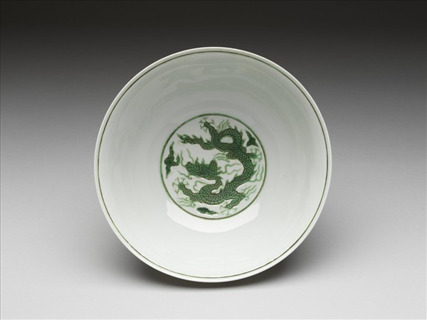白瓷綠彩雲龍紋碗