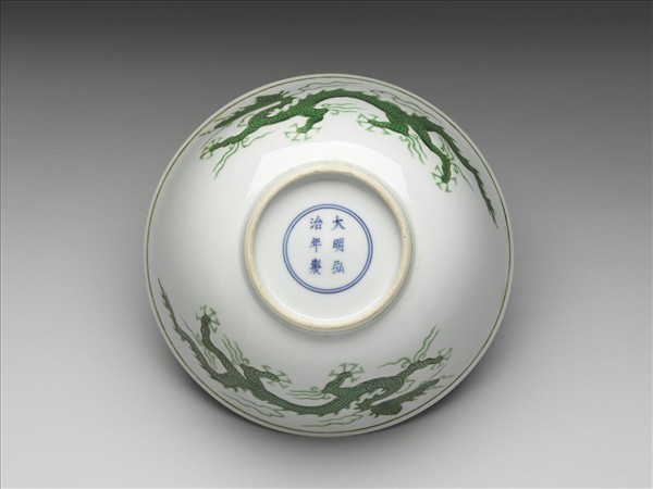 白瓷綠彩雲龍紋碗