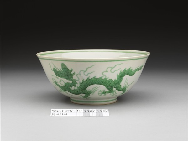 白瓷綠彩雲龍紋碗
