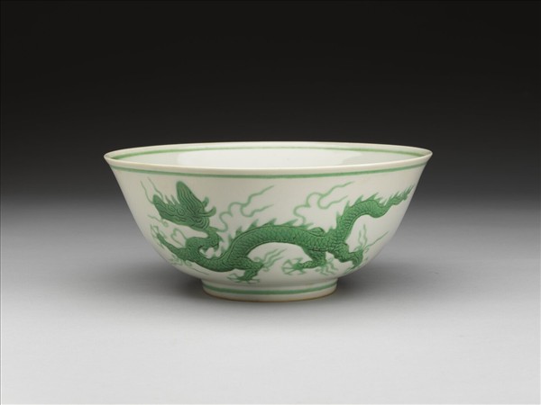 白瓷綠彩雲龍紋碗
