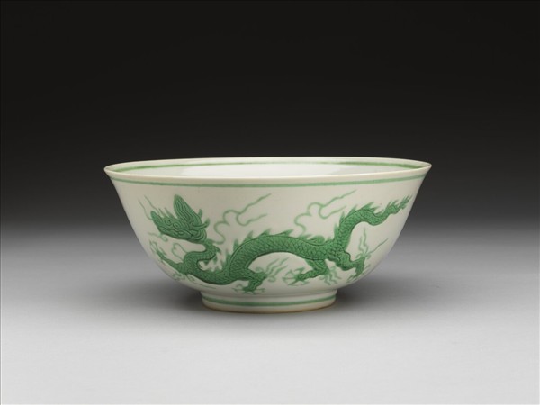 白瓷綠彩雲龍紋碗