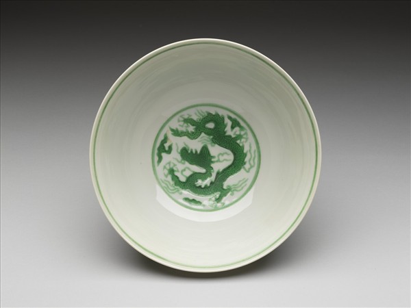 白瓷綠彩雲龍紋碗