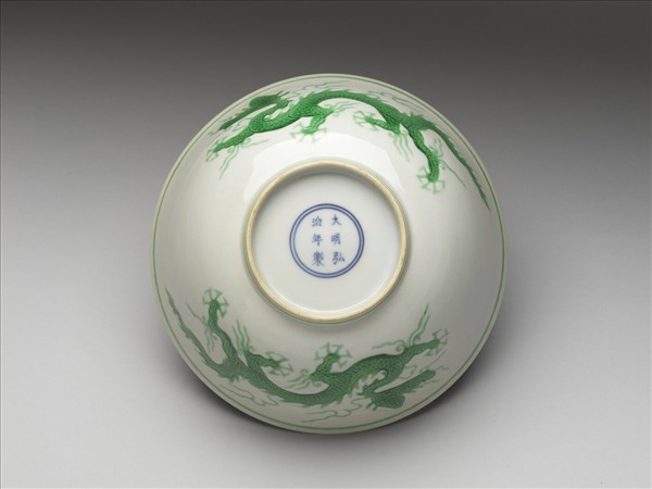 白瓷綠彩雲龍紋碗