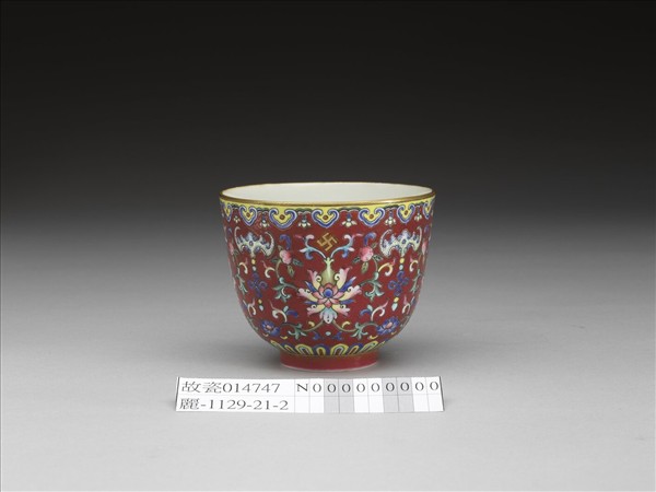 粉彩萬福長壽紅地茶鍾