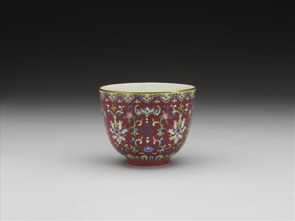 粉彩萬福長壽紅地茶鍾