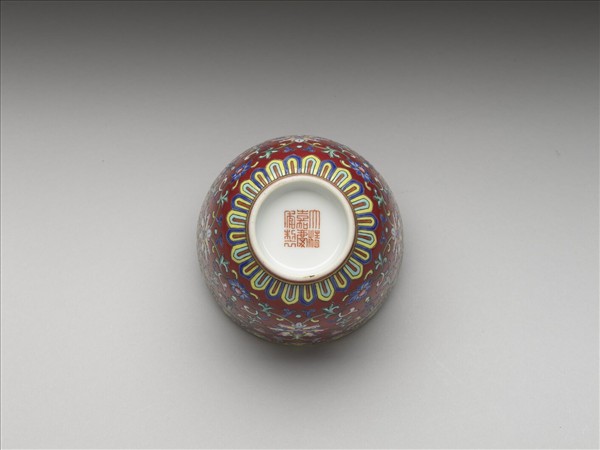 粉彩萬福長壽紅地茶鍾