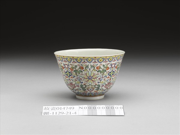 粉彩番蓮紋白地茶鍾