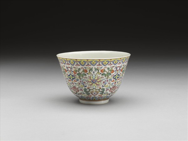 粉彩番蓮紋白地茶鍾