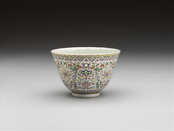 粉彩番蓮紋白地茶鍾