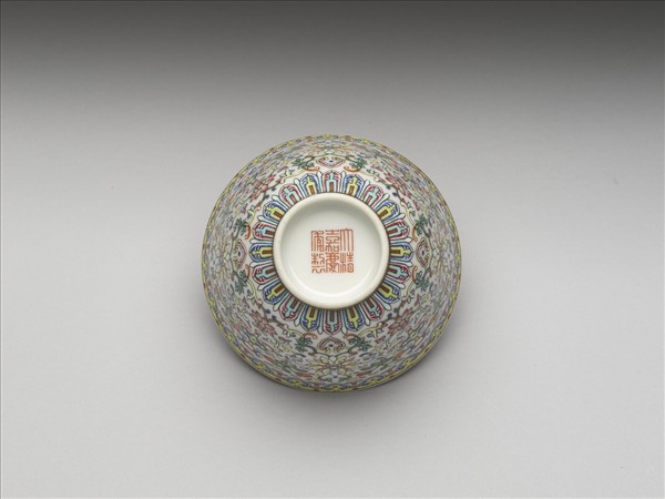 粉彩番蓮紋白地茶鍾