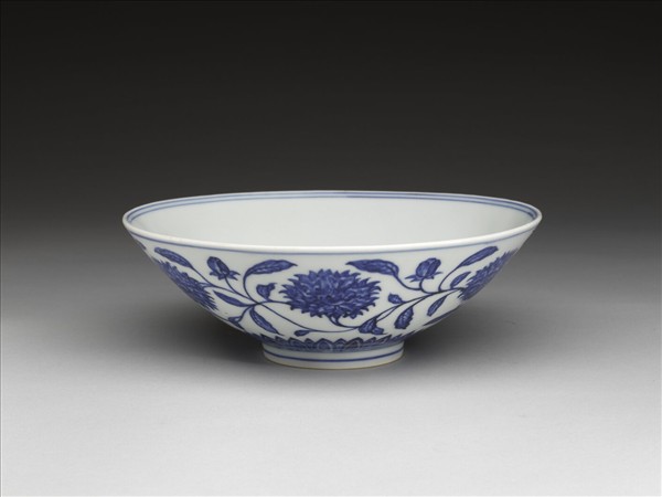 青花纏枝番蓮紋碗