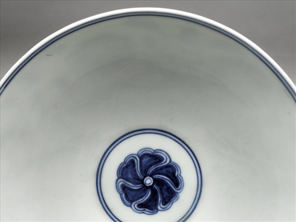 青花纏枝番蓮紋碗