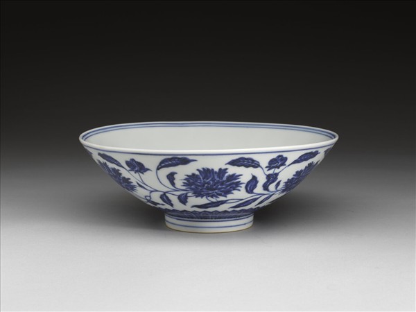青花纏枝番蓮紋碗