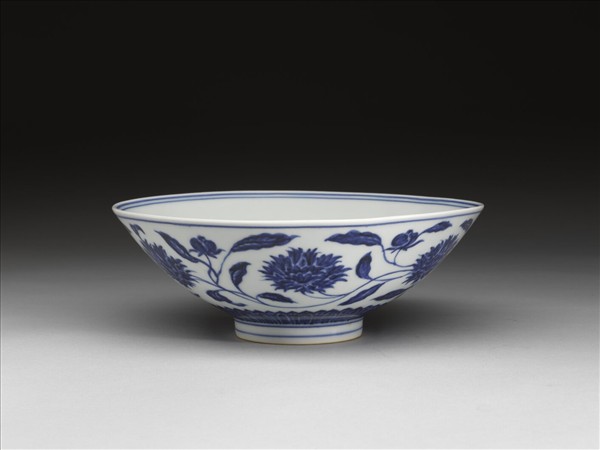 青花纏枝番蓮紋碗