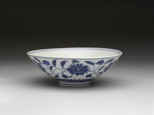 青花纏枝番蓮紋碗