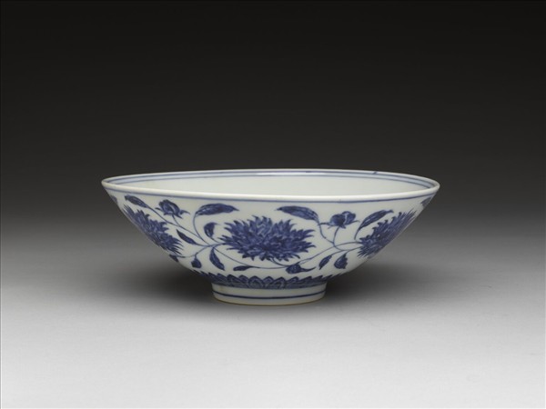 青花纏枝番蓮紋碗