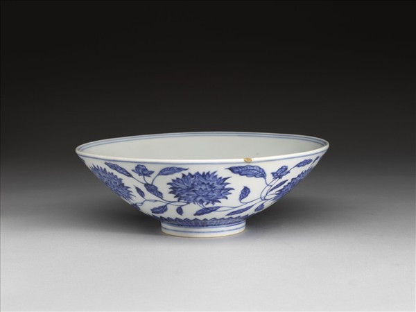 青花纏枝番蓮紋碗