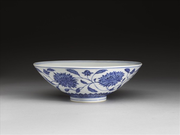青花纏枝番蓮紋碗