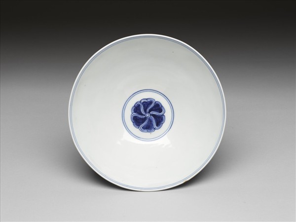 青花纏枝番蓮紋碗