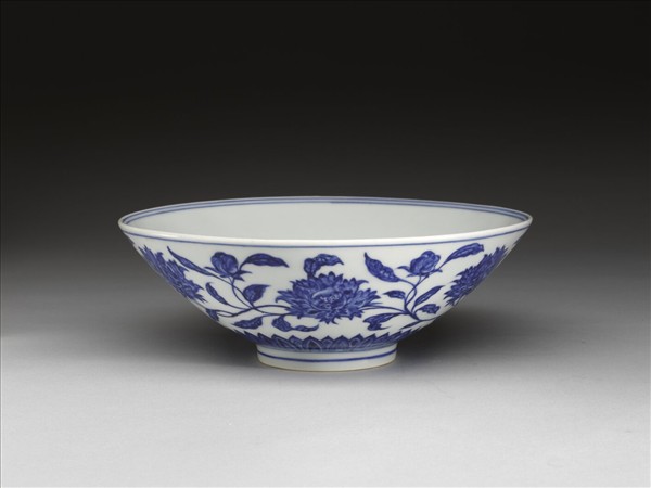 青花纏枝番蓮紋碗