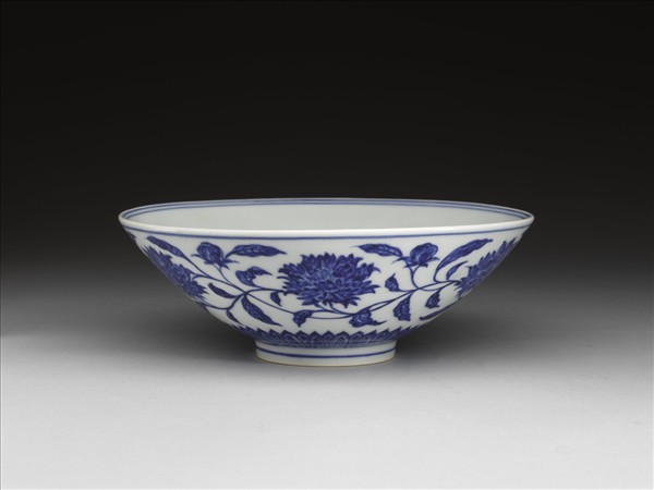 青花纏枝番蓮紋碗