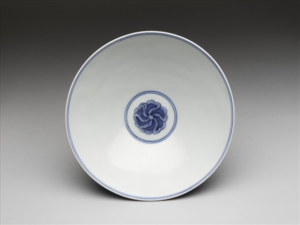 青花纏枝番蓮紋碗