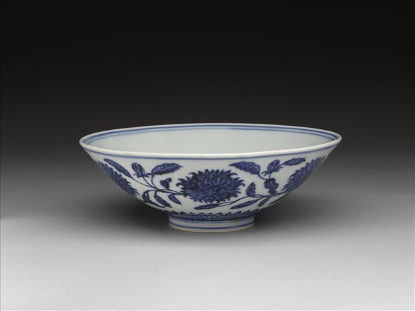 青花纏枝番蓮紋碗