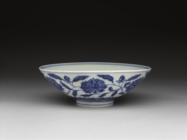 青花纏枝番蓮紋碗