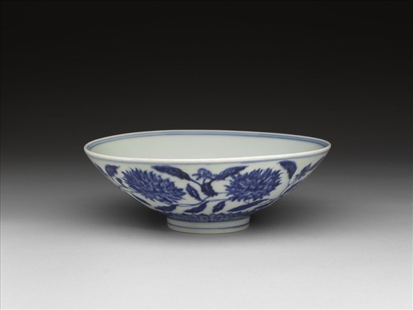 青花纏枝番蓮紋碗