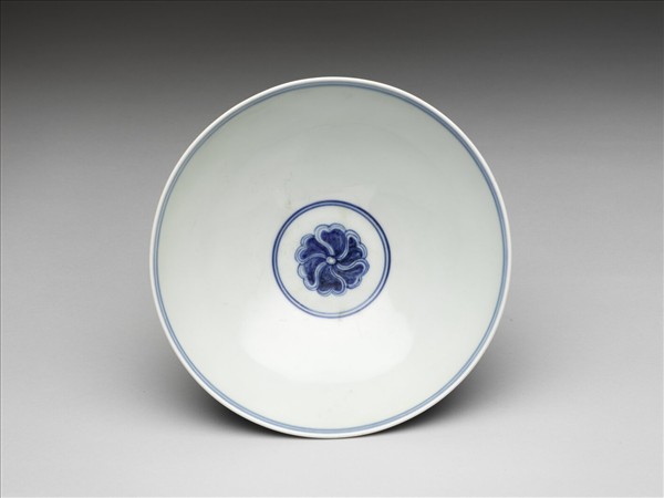 青花纏枝番蓮紋碗
