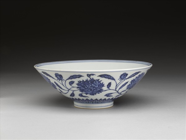 青花纏枝番蓮紋碗