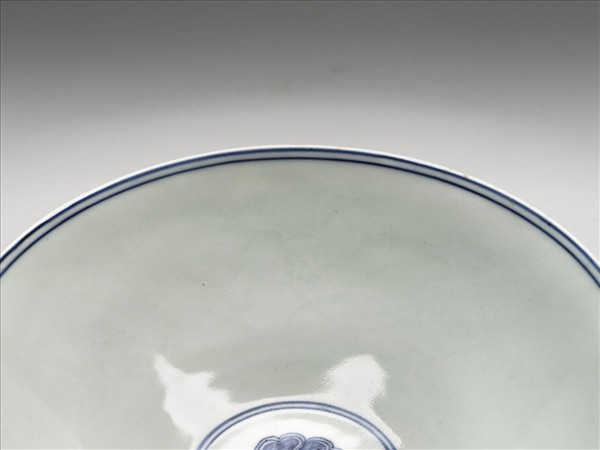 青花纏枝番蓮紋碗