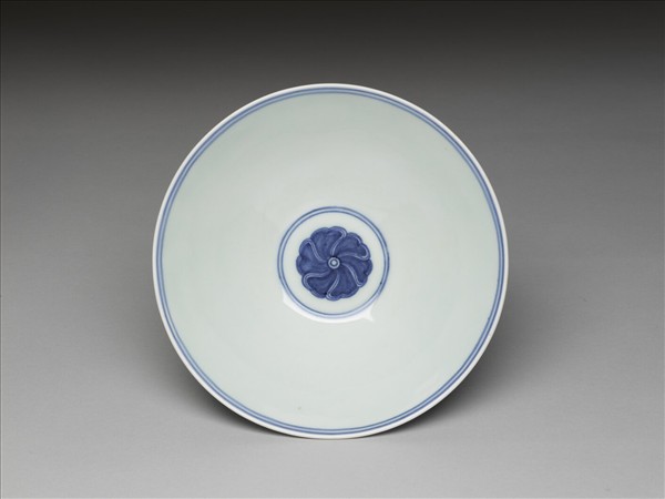 青花纏枝番蓮紋碗