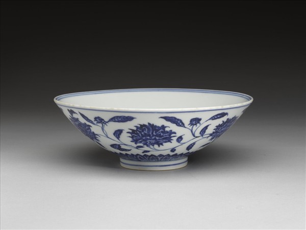 青花纏枝番蓮紋碗