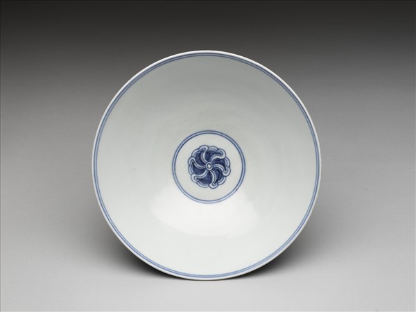 青花纏枝番蓮紋碗