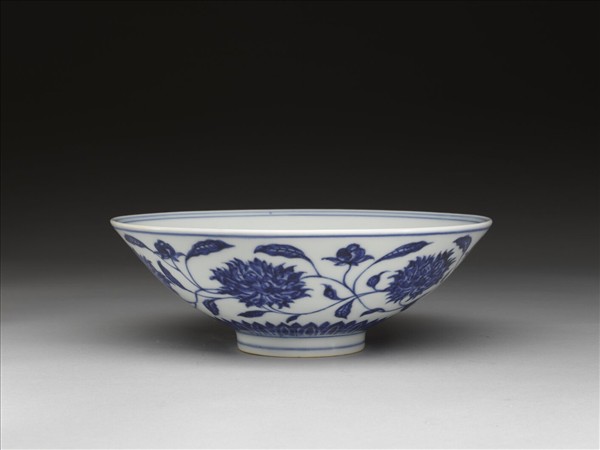 青花纏枝番蓮紋碗