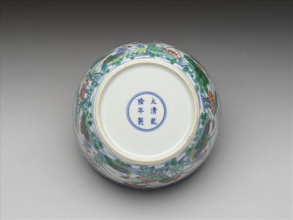 鬥彩蓮塘鴛鴦紋碗