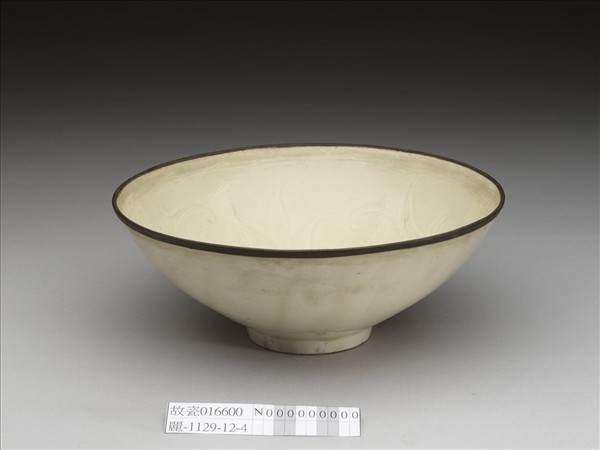 定窯 白瓷劃花蓮花紋碗