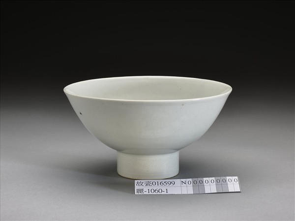 甜白釉番蓮八寶紋高足碗