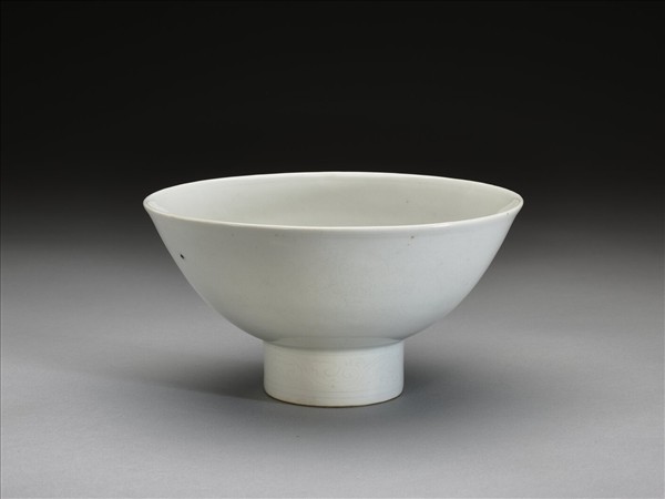 甜白釉番蓮八寶紋高足碗