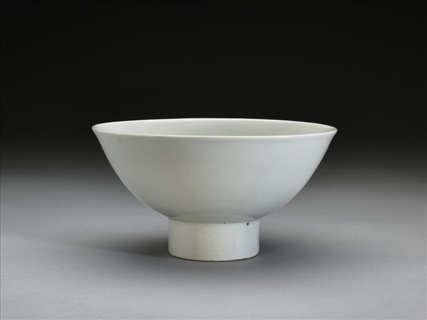 甜白釉番蓮八寶紋高足碗