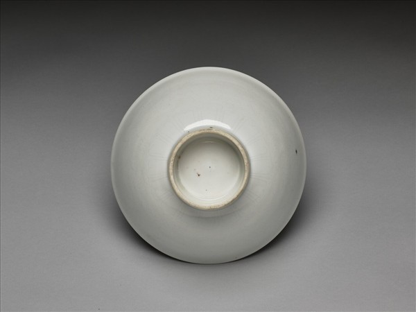 甜白釉番蓮八寶紋高足碗