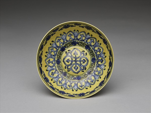 黃釉青花花果紋碗