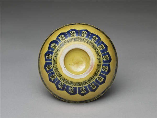 黃釉青花花果紋碗