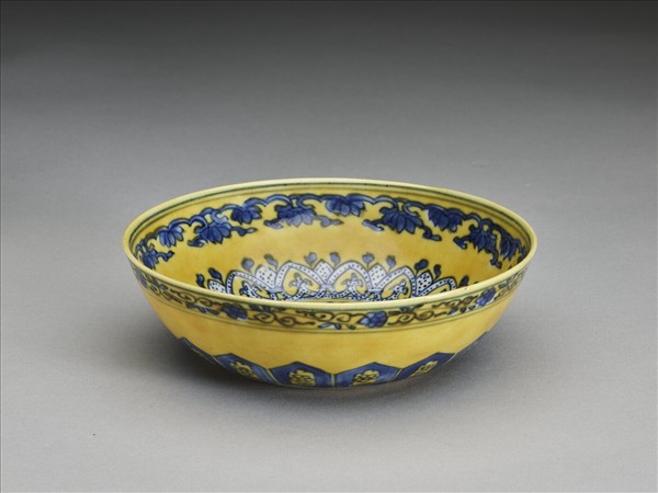 黃釉青花花果紋碗